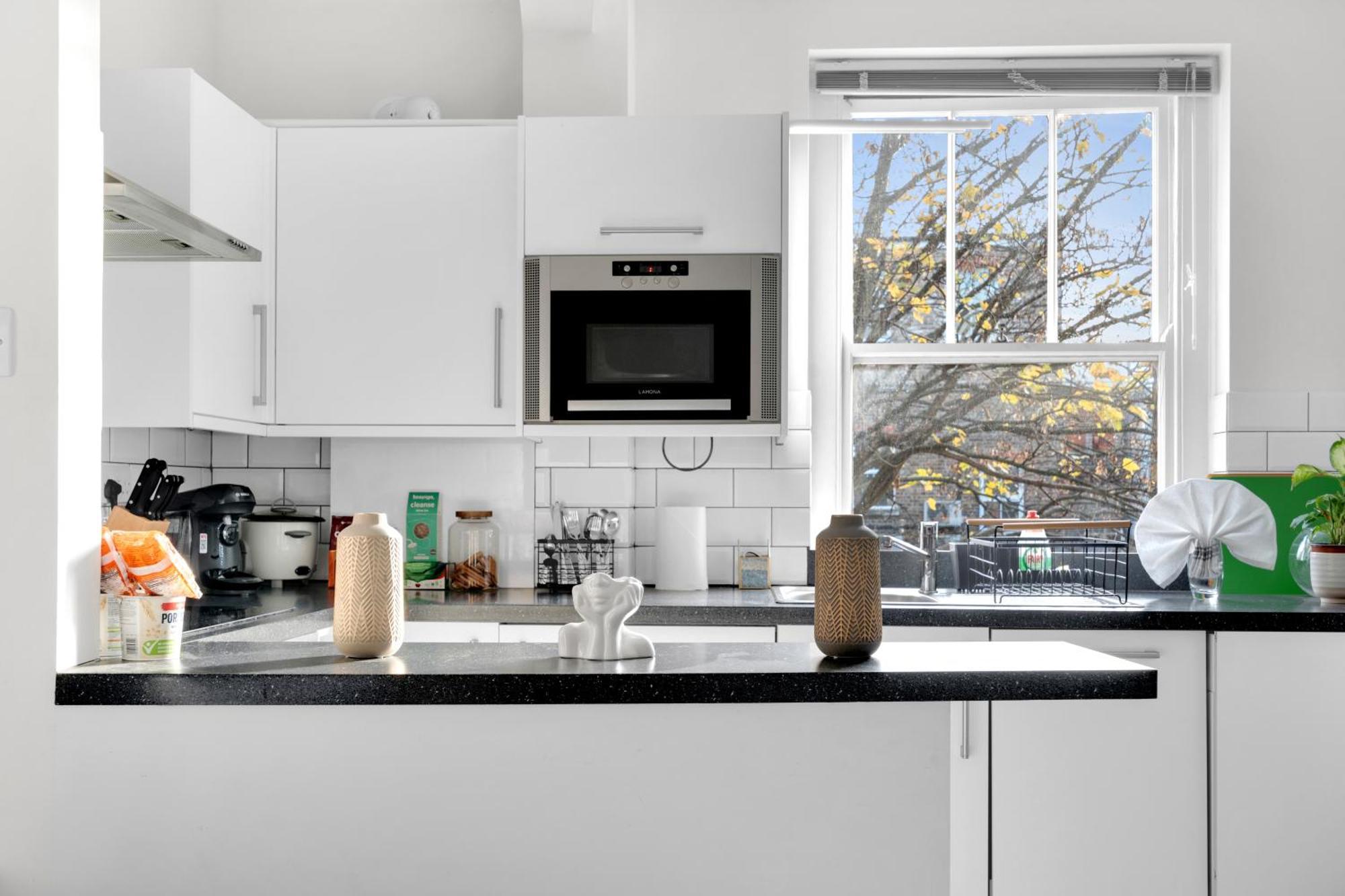 Oxford Circus - 20Min Tube ,1Gb Fibre Wifi, 2Min To Tube & Heathrow, Free Snacks & Toiletries, 2 New Smart Tvs & Sofabed London