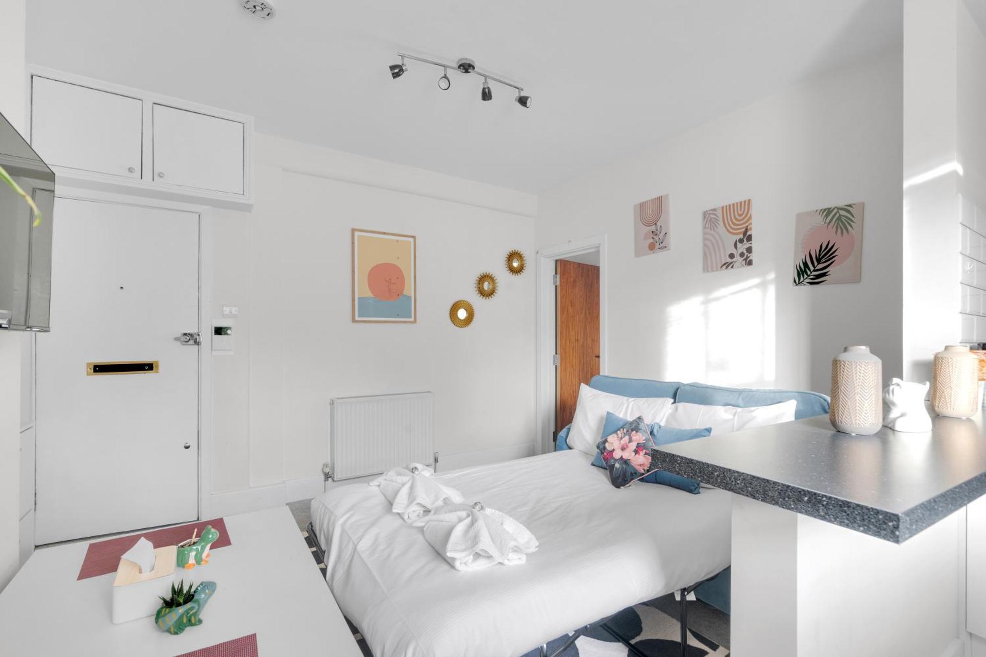Oxford Circus - 20Min Tube ,1Gb Fibre Wifi, 2Min To Tube & Heathrow, Free Snacks & Toiletries, 2 New Smart Tvs & Sofabed London