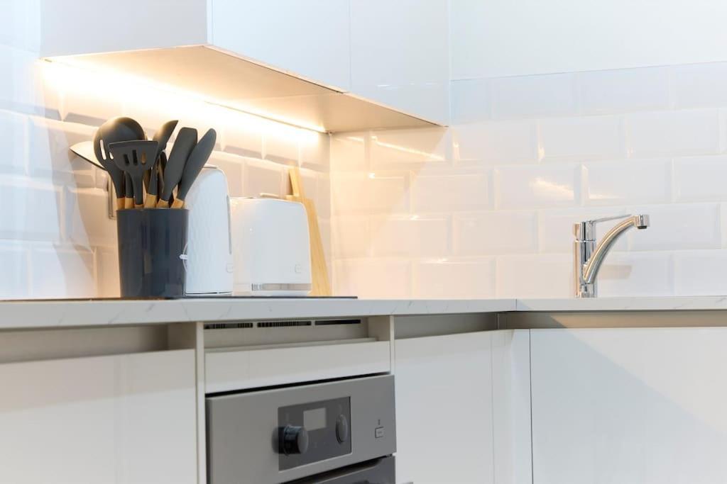 Hyde Park - 5 Sleeps - Parking Apartment
