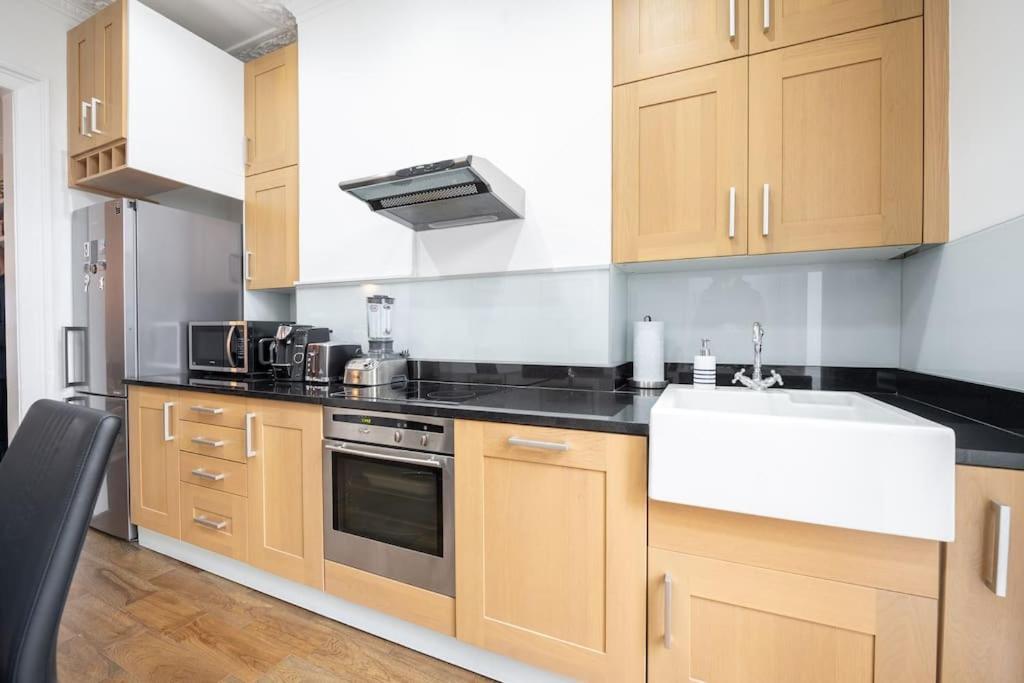 Capital Modern Two Bedroom In Chelsea Ggr Apartment London