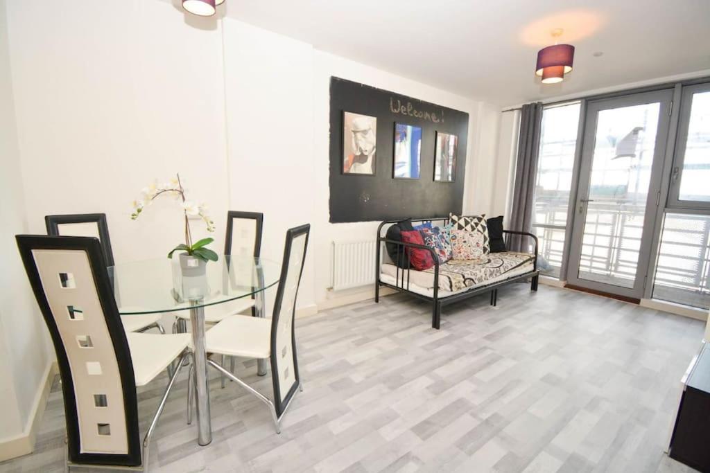 Apartment Giogio - Comfortable Stratford Flat With Stunning Views *