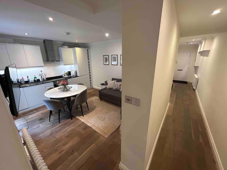 Portobello 2-bed Apartment London