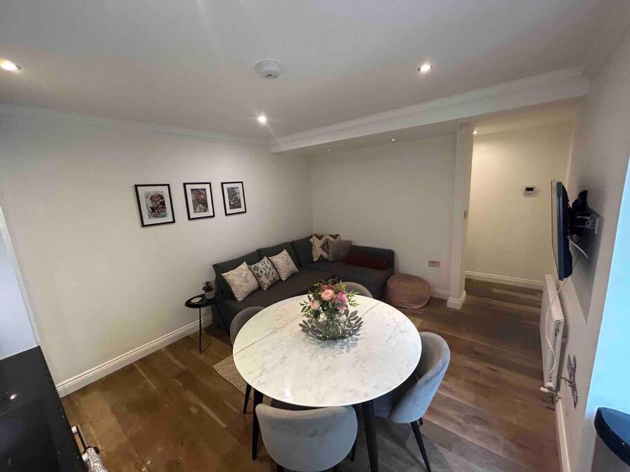 Apartment Portobello 2-bed London