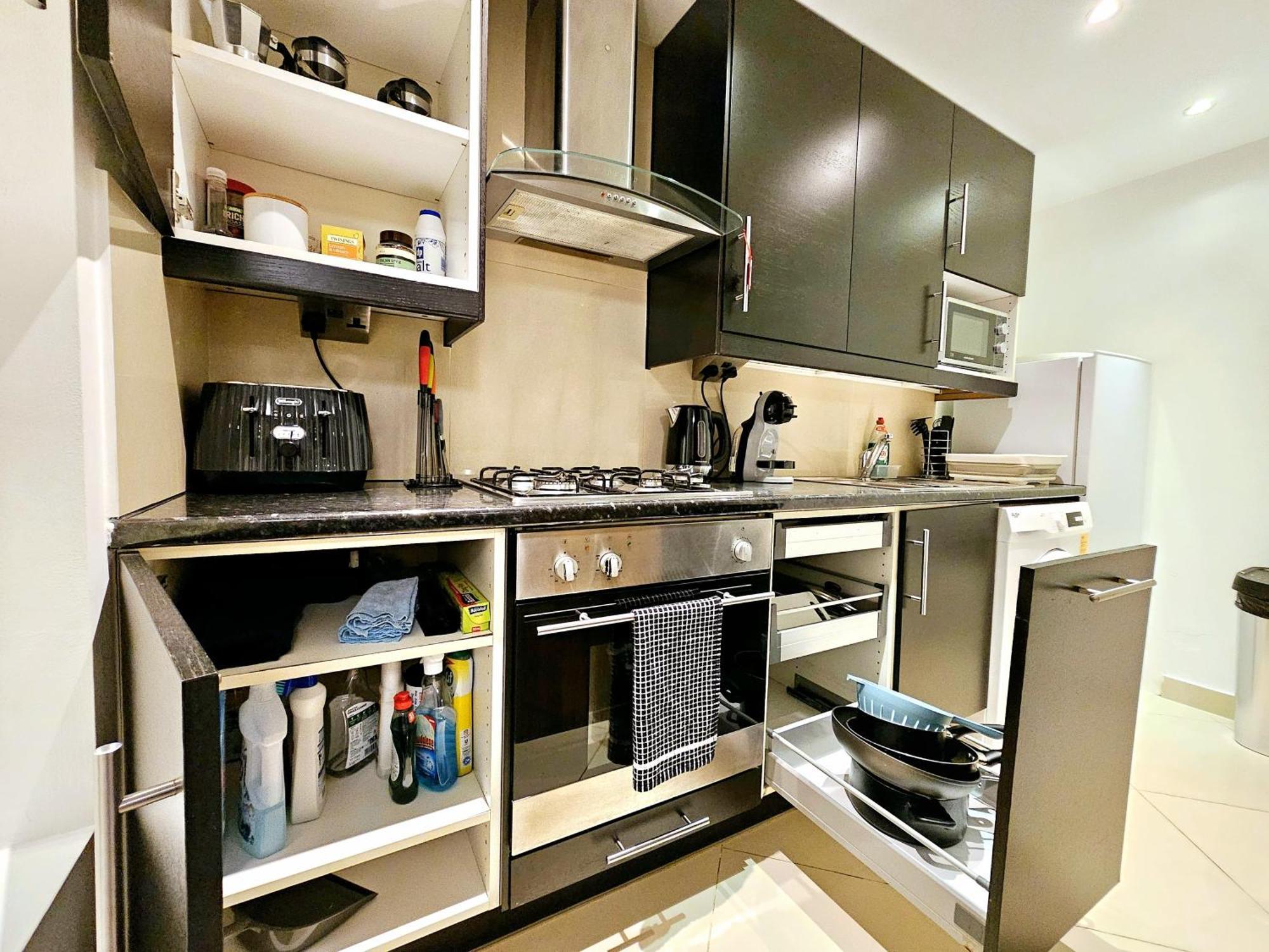 Modern Hyde Park With Private Entrance & Private Back Patio Near Bayswater & Paddington Stations Appartement Londen