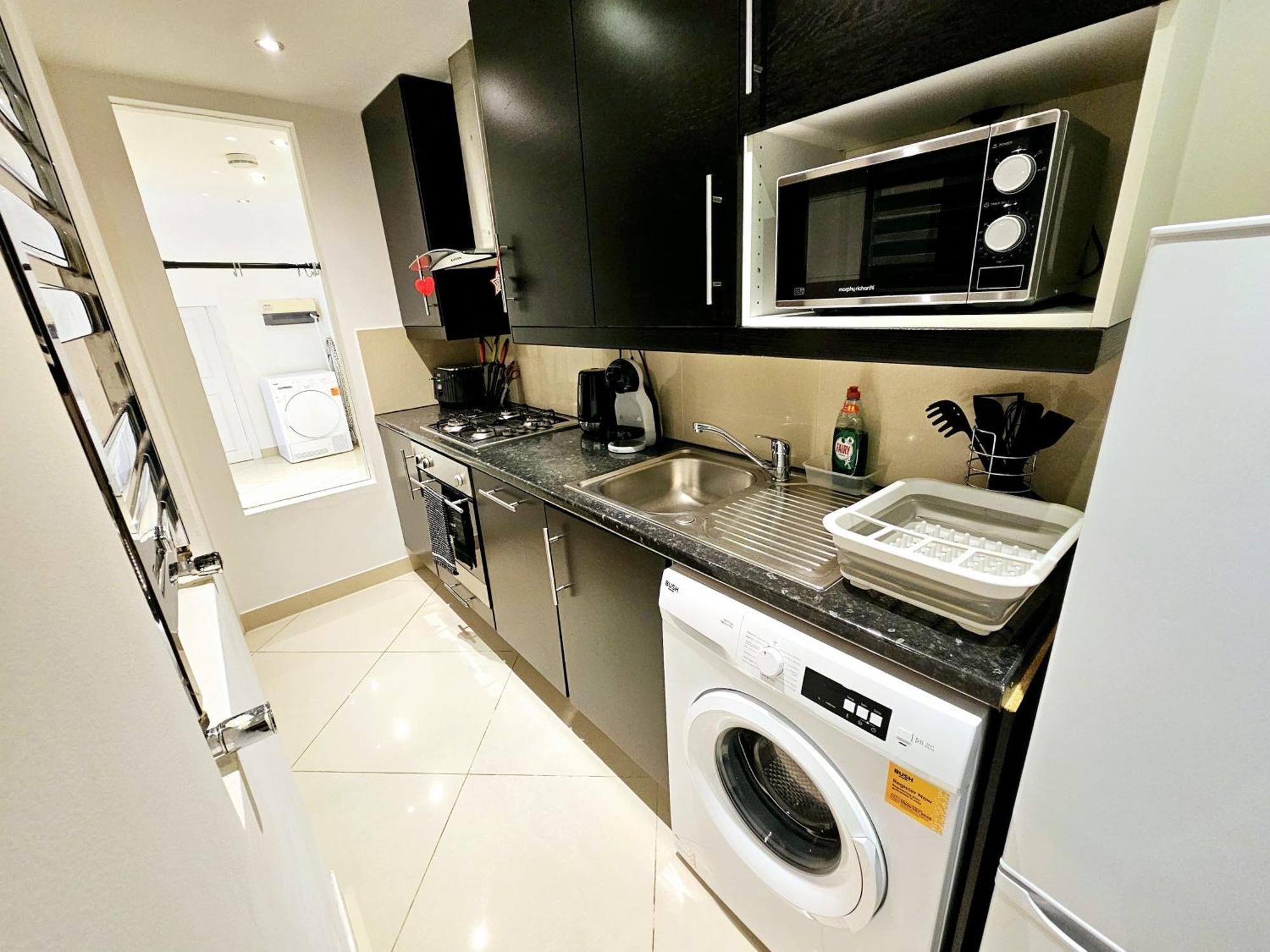 Modern Hyde Park With Private Entrance & Private Back Patio Near Bayswater & Paddington Stations Appartement Londen