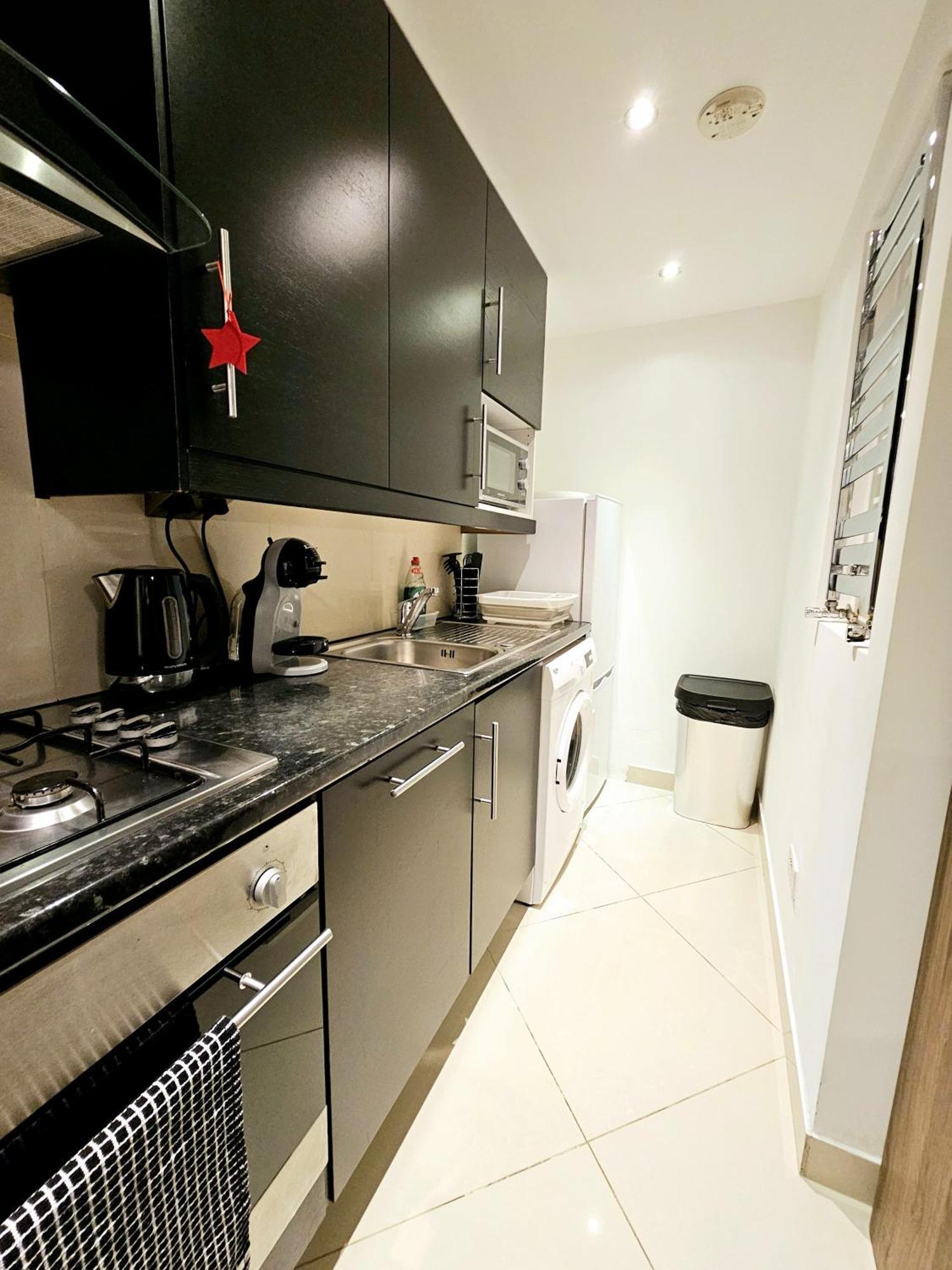 Modern Hyde Park With Private Entrance & Private Back Patio Near Bayswater & Paddington Stations * Londen