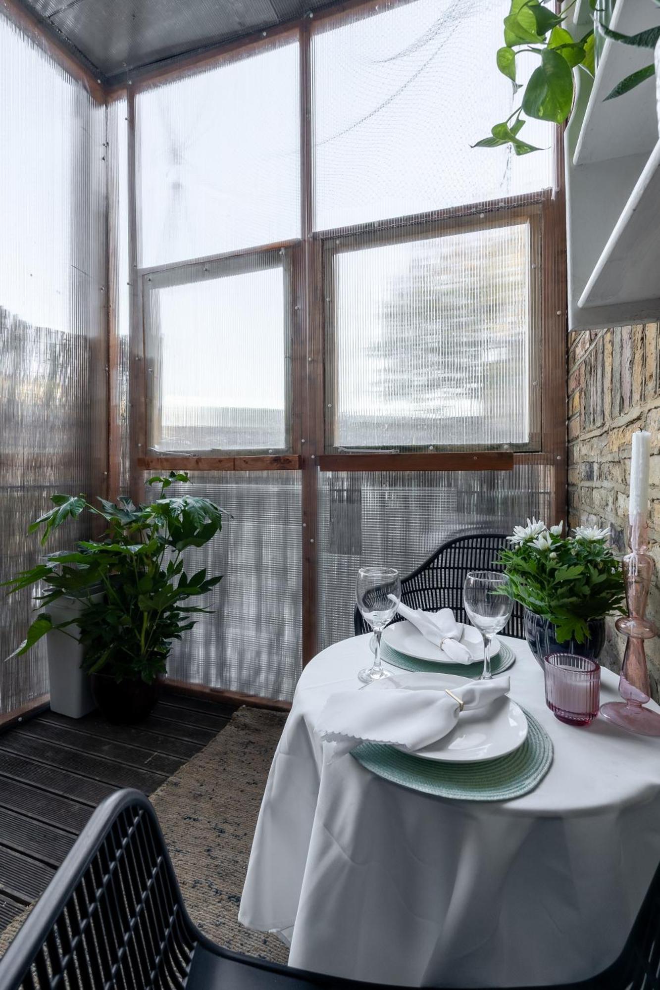 West Flat With Balcony Apartment