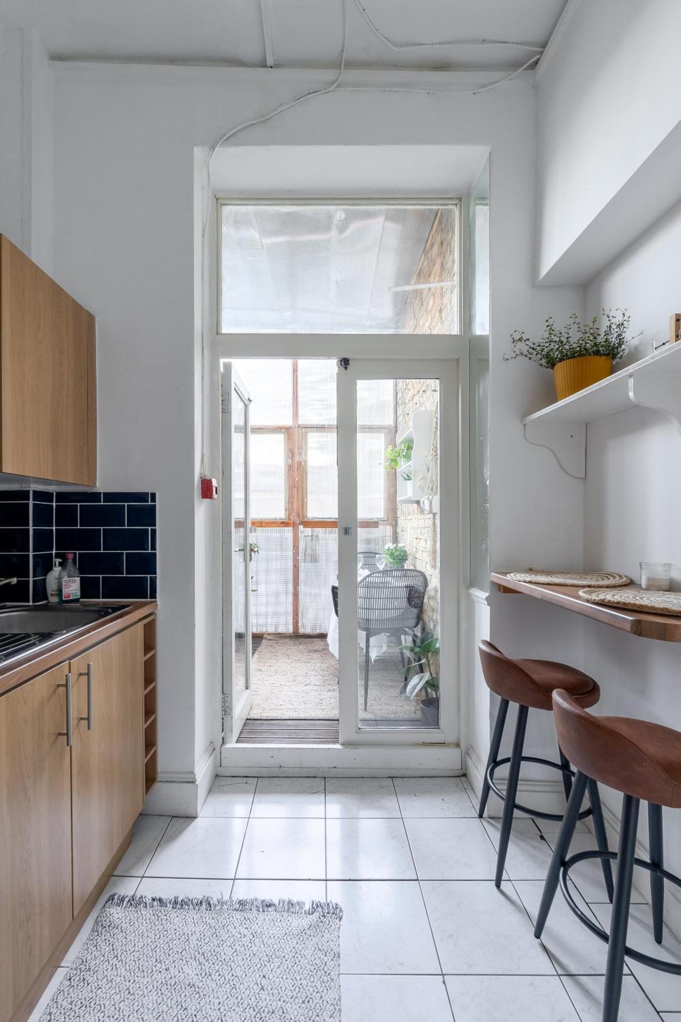 West Flat With Balcony Apartment *