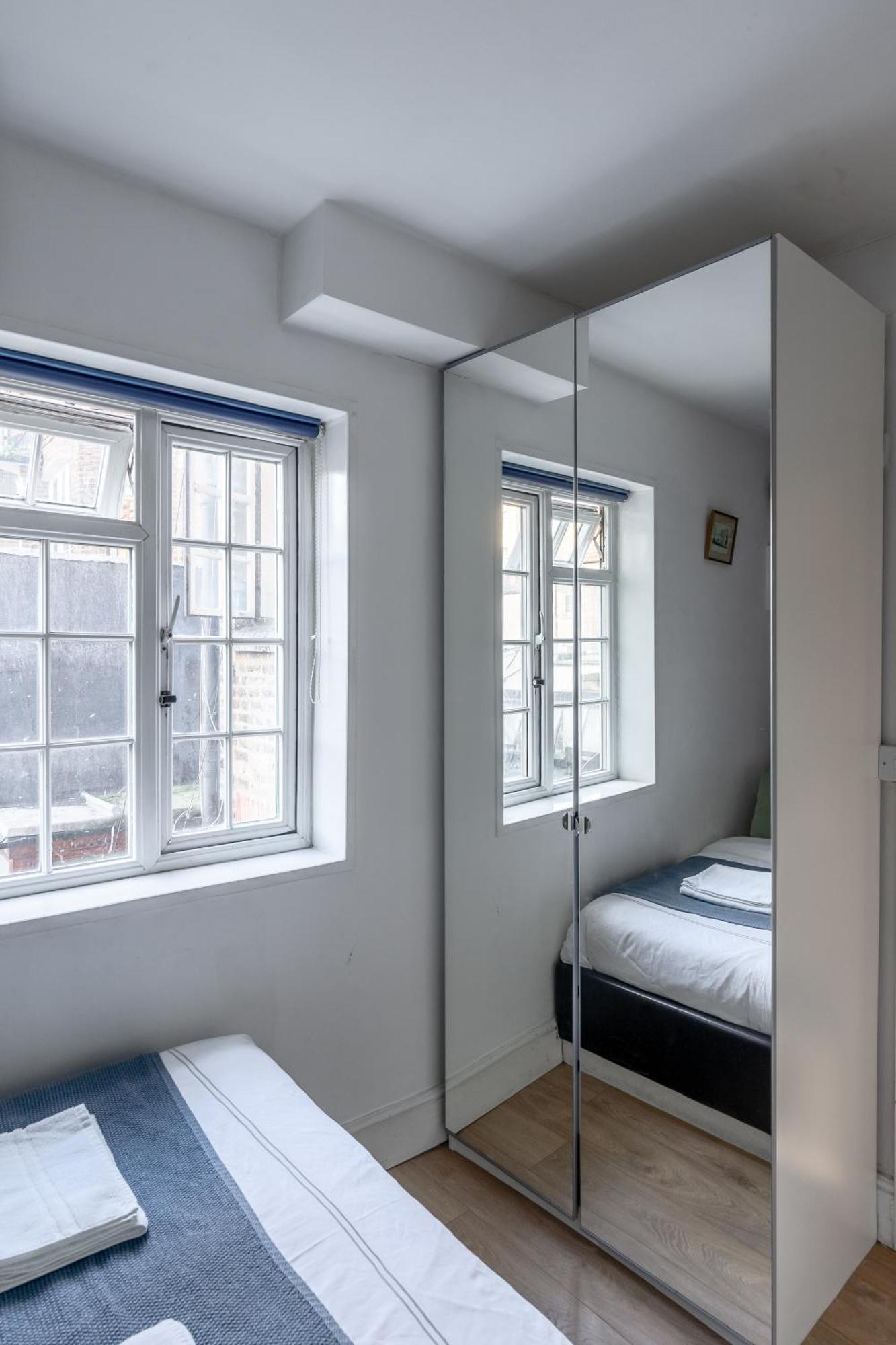 West Flat With Balcony Apartment London