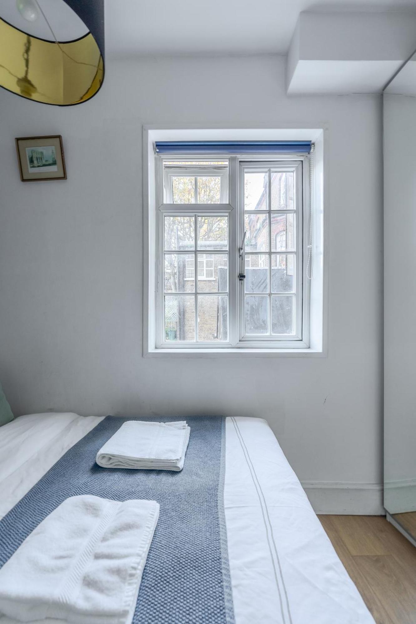 Apartment West Flat With Balcony London