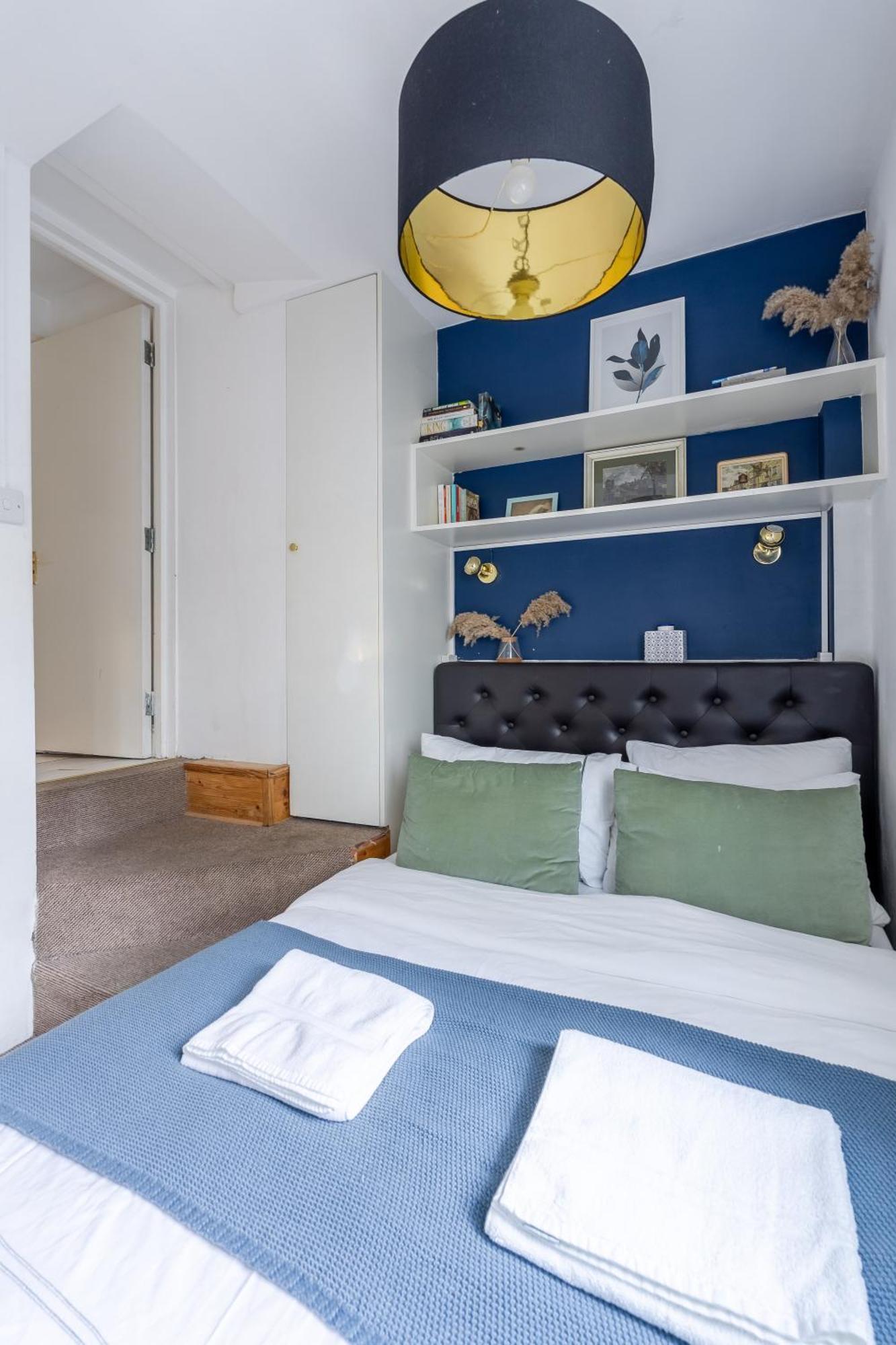 West Flat With Balcony Apartment *