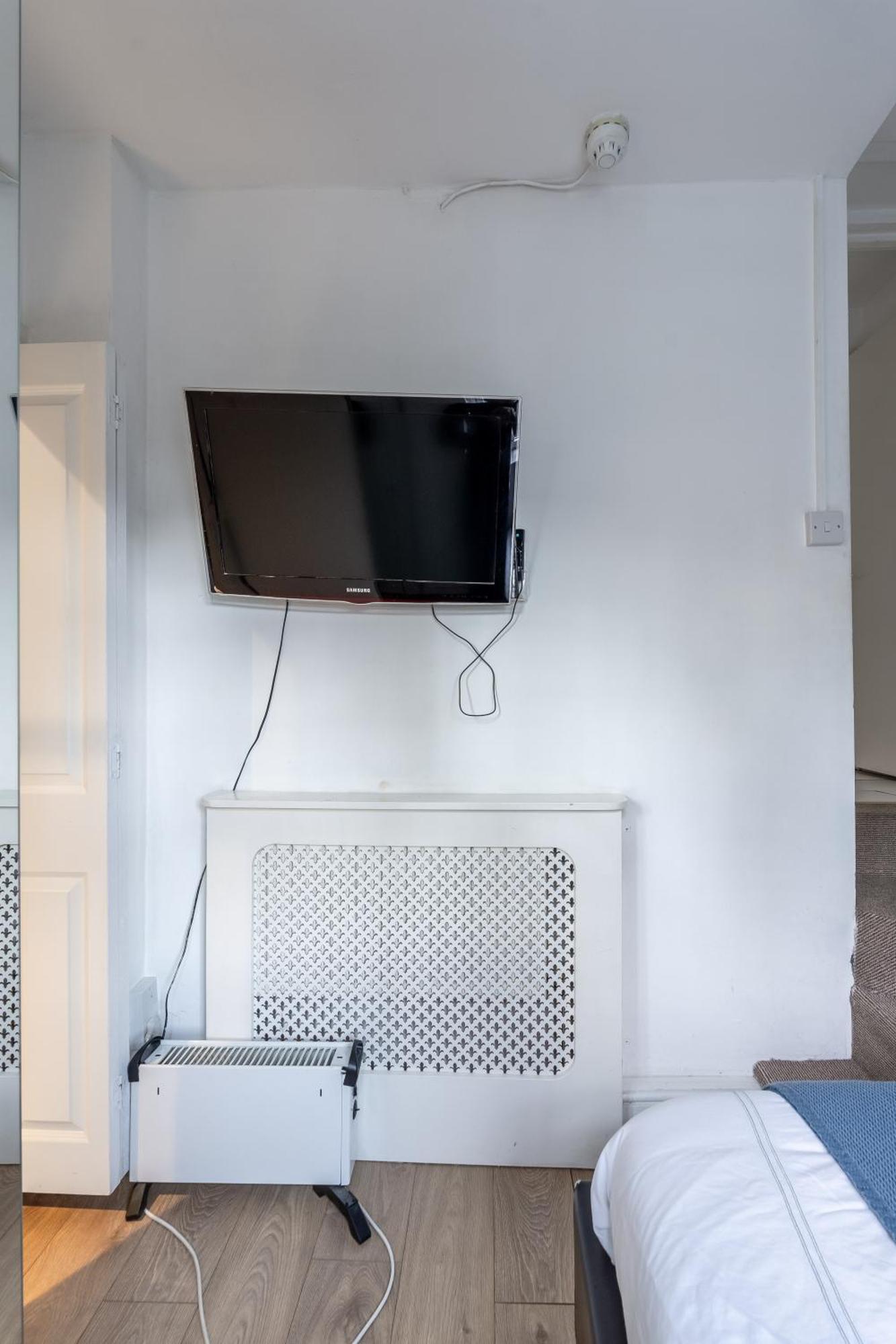 West Flat With Balcony Apartment London