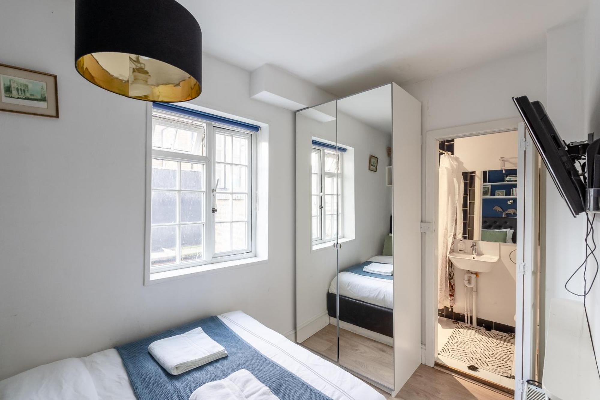 Apartment West Flat With Balcony London