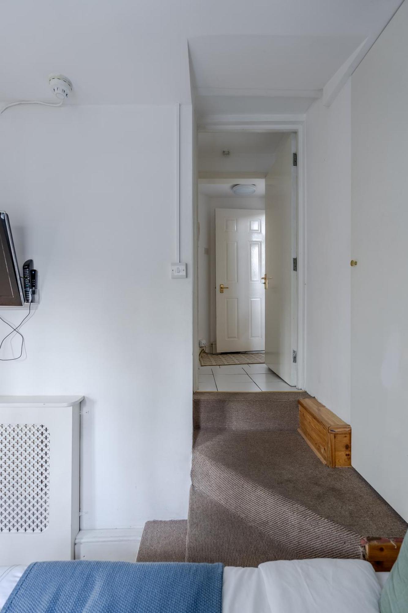 West Flat With Balcony Apartment *