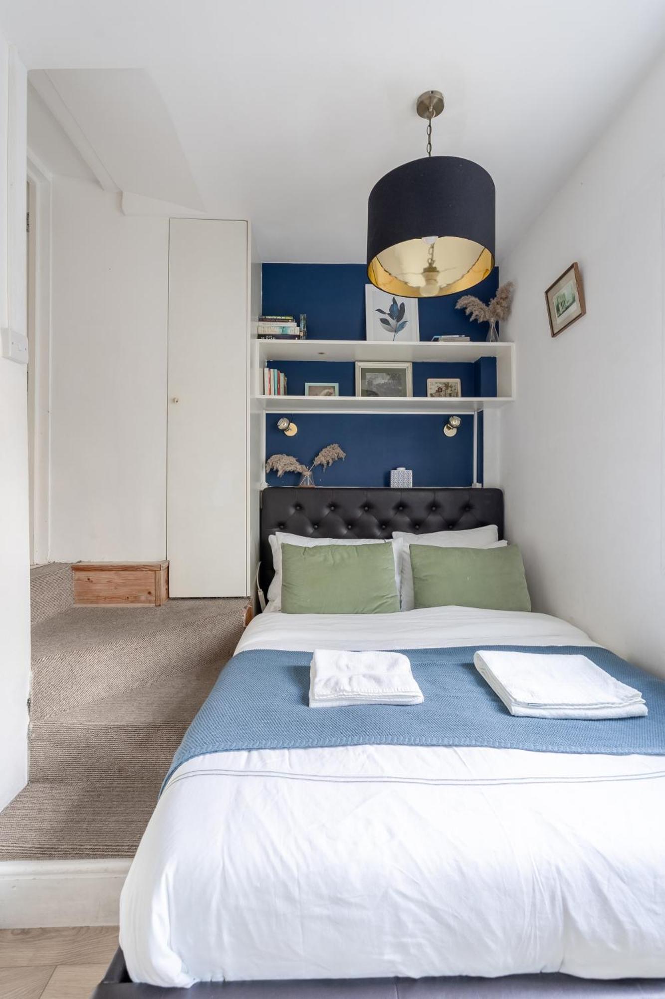 West Flat With Balcony Apartment *