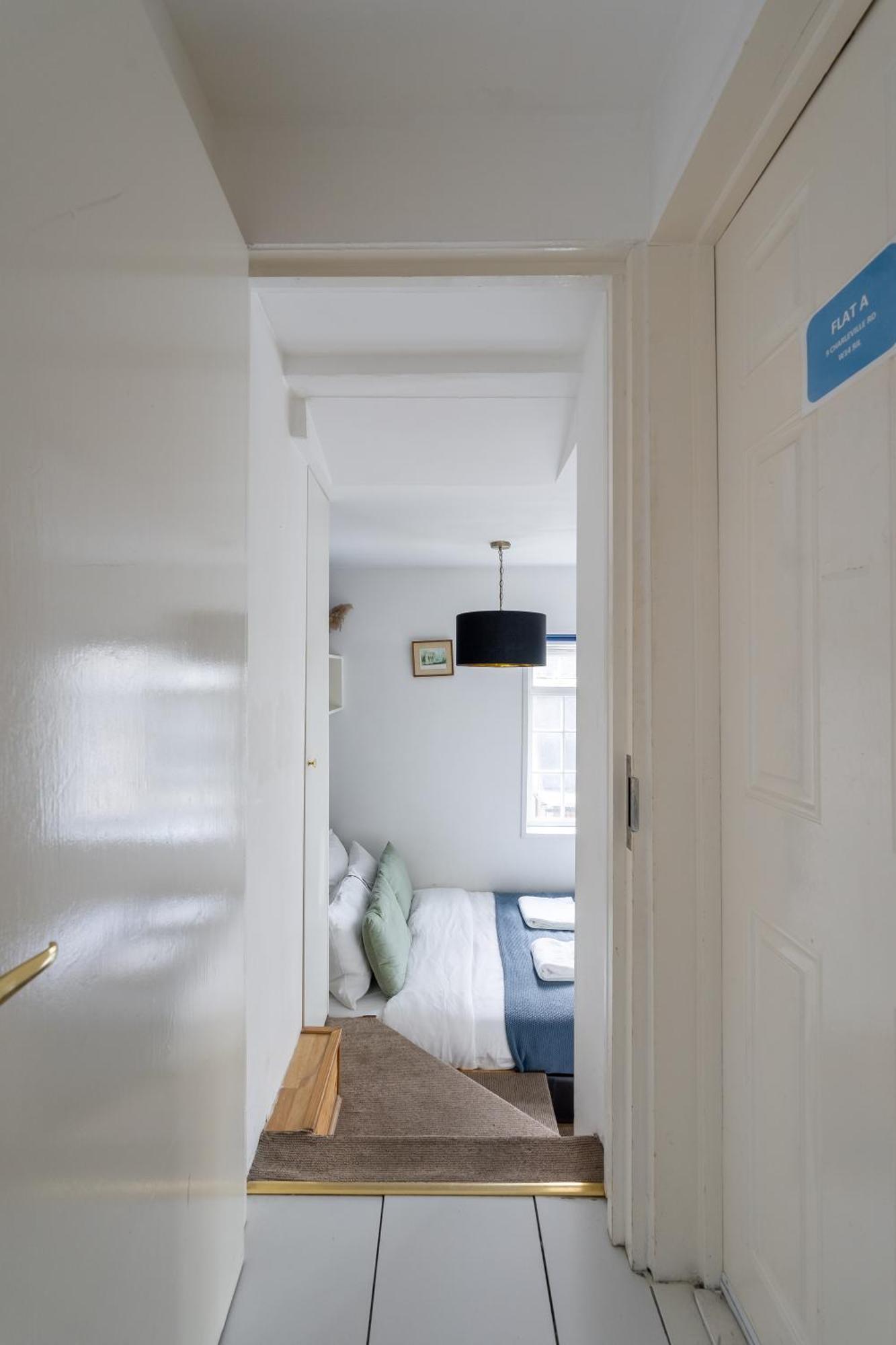 West Flat With Balcony * London