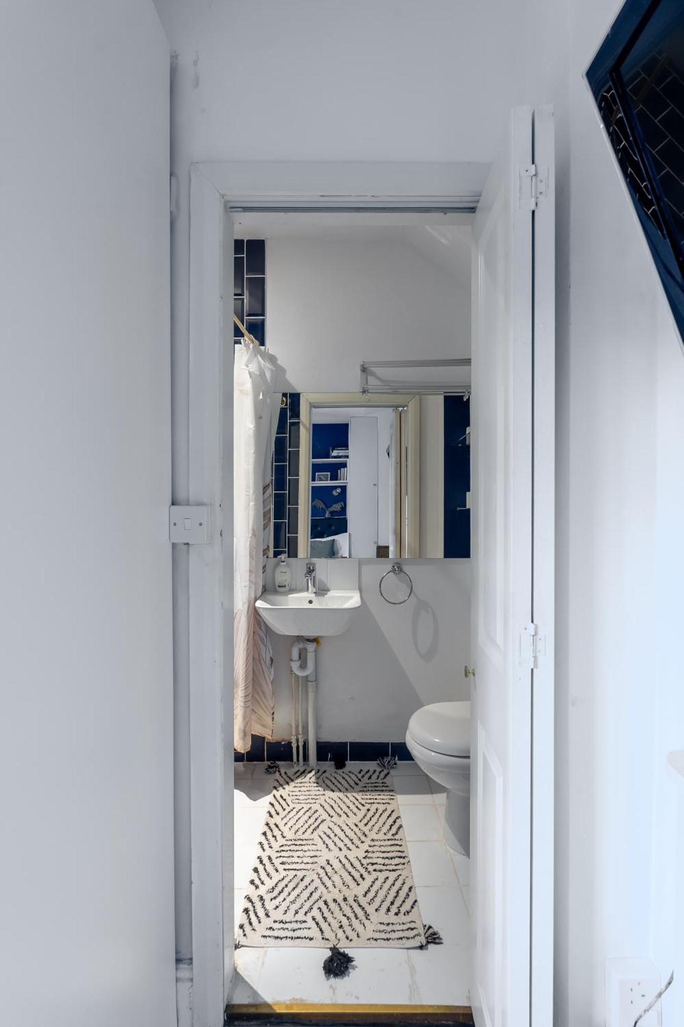 West Flat With Balcony Apartment *
