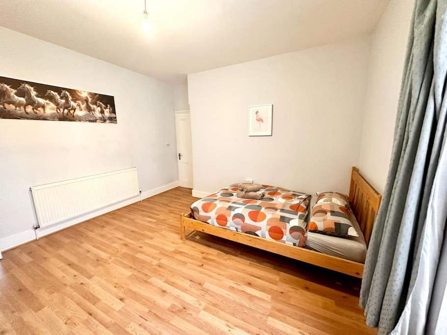 Apartment 4 Bedroom House In Se4 London