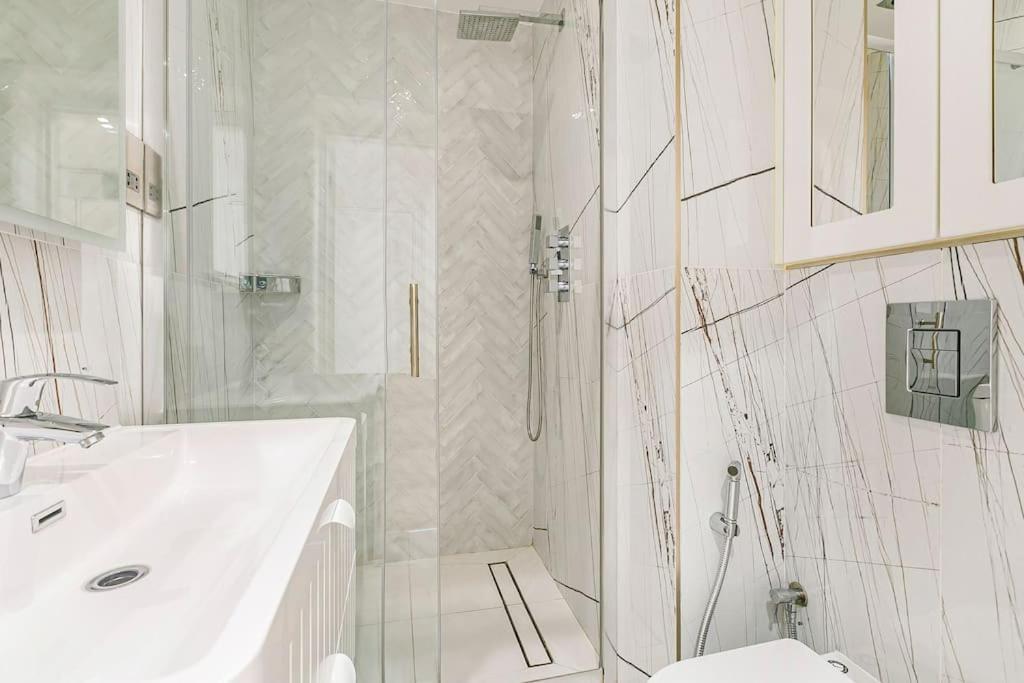 Apartment 3-bed Next To Harrods With Underfloor Heating London