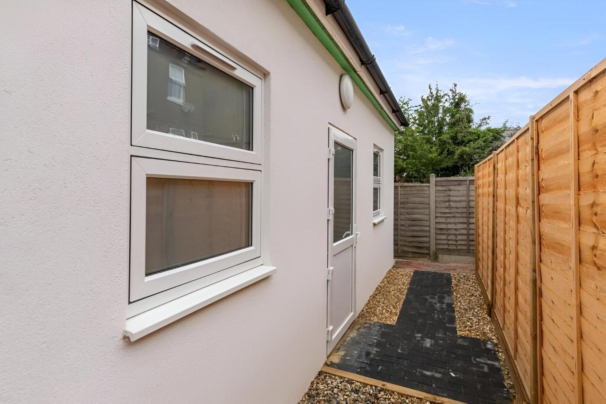 Tranquil Garden In Neasden, Apartment *