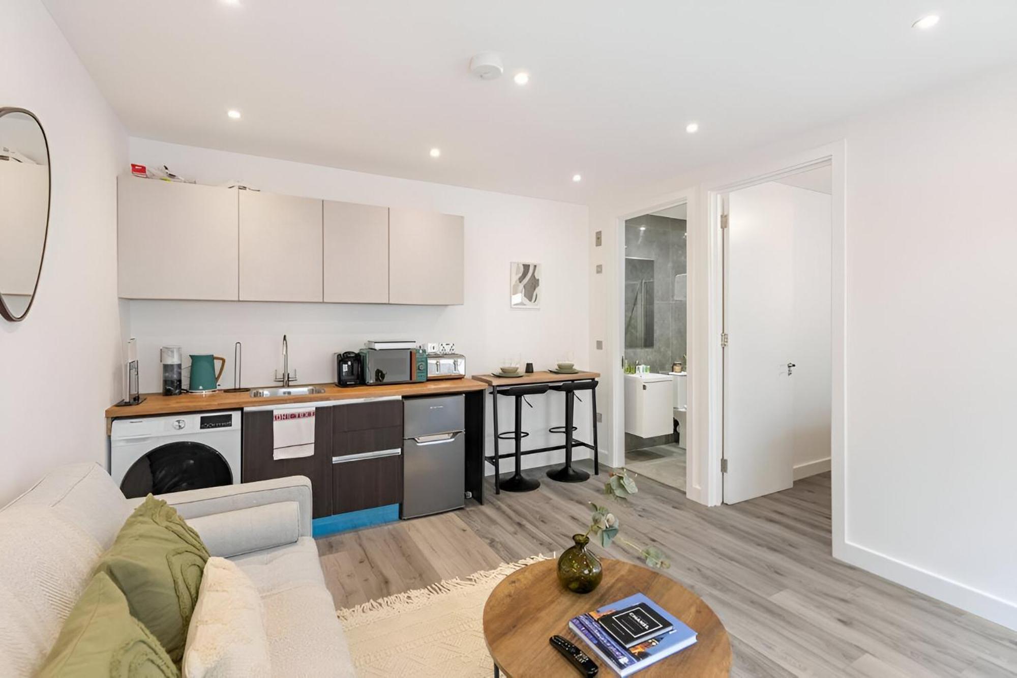 Tranquil Garden In Neasden, Apartment *
