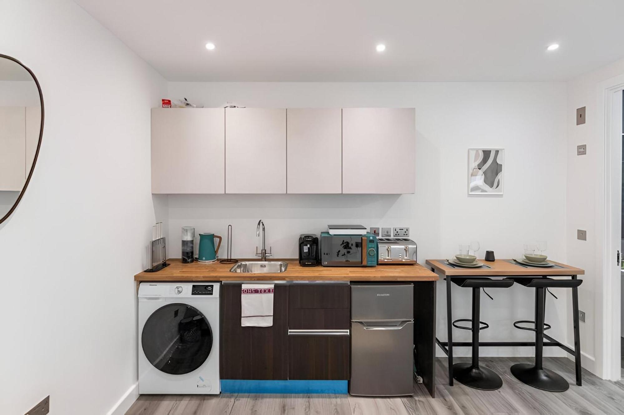 Apartment Tranquil Garden In Neasden, *