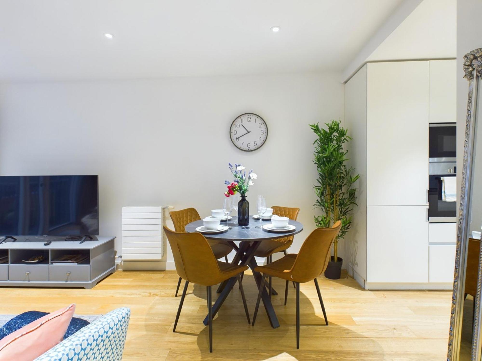 Wild Roses Serviced - Canning Town Apartment