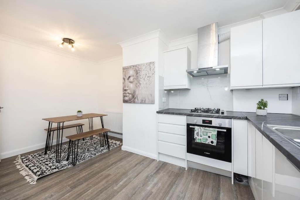 Spacious 2br Gem - Close To Clapham Junction Appartement Londen