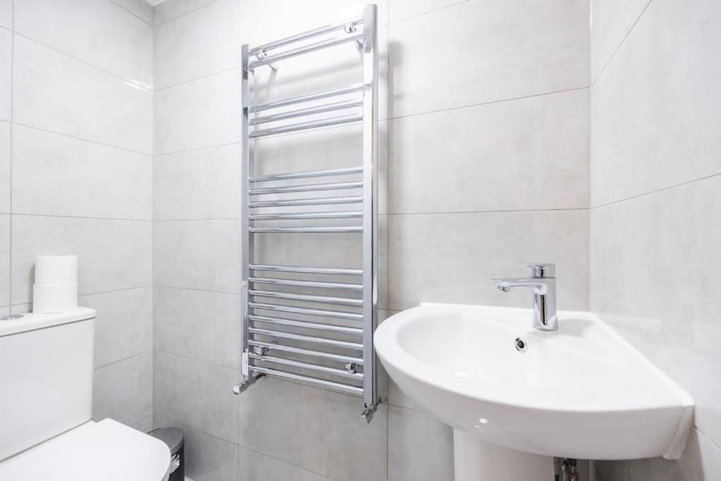 Spacious 2br Gem - Close To Clapham Junction Appartement Londen