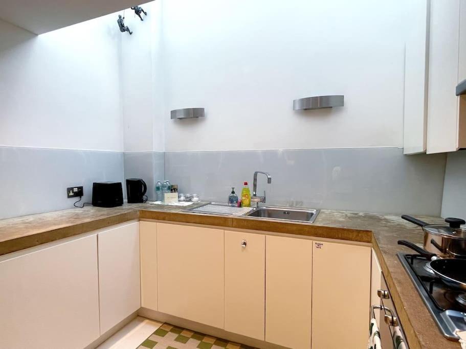 Apartment Chic Sleeps Up To 4 Guests In Heart Of Bridge