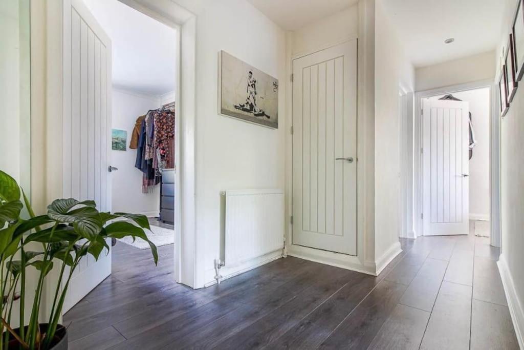 Spacious 2 Bedroom In Apartment