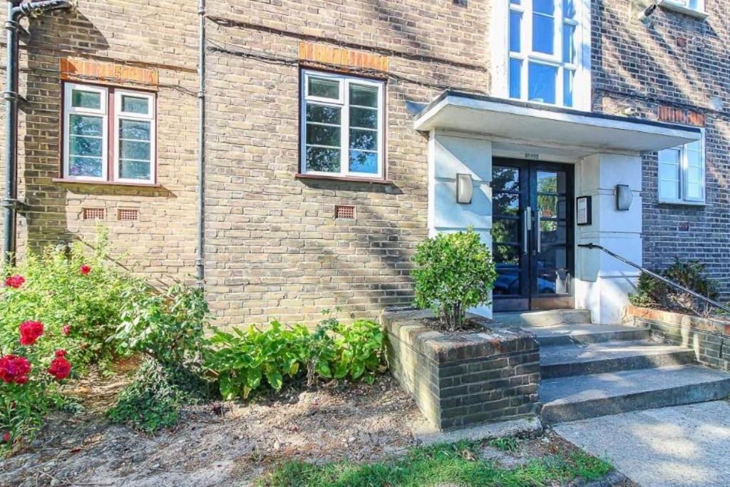 Spacious 2 Bedroom In *