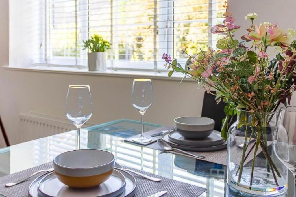 Spacious 2 Bedroom In * London