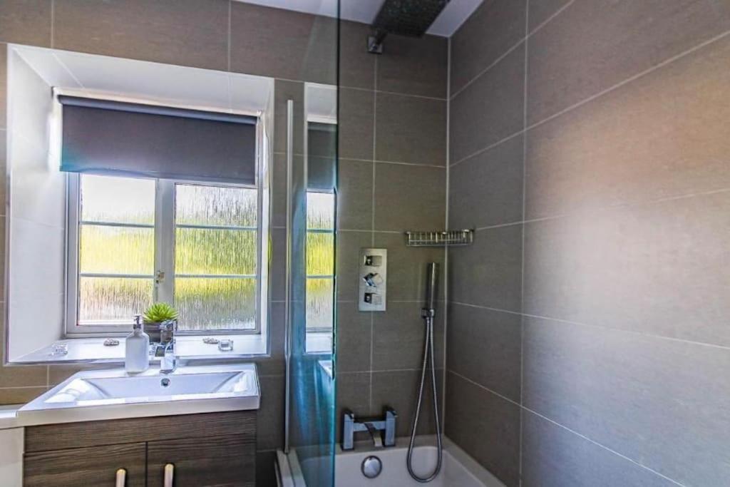 Spacious 2 Bedroom In *