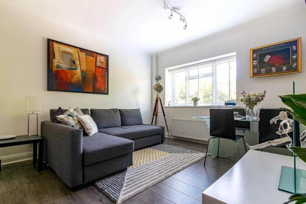 Spacious 2 Bedroom In * London