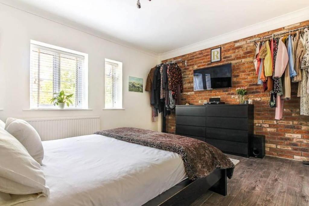 Apartment Spacious 2 Bedroom In *