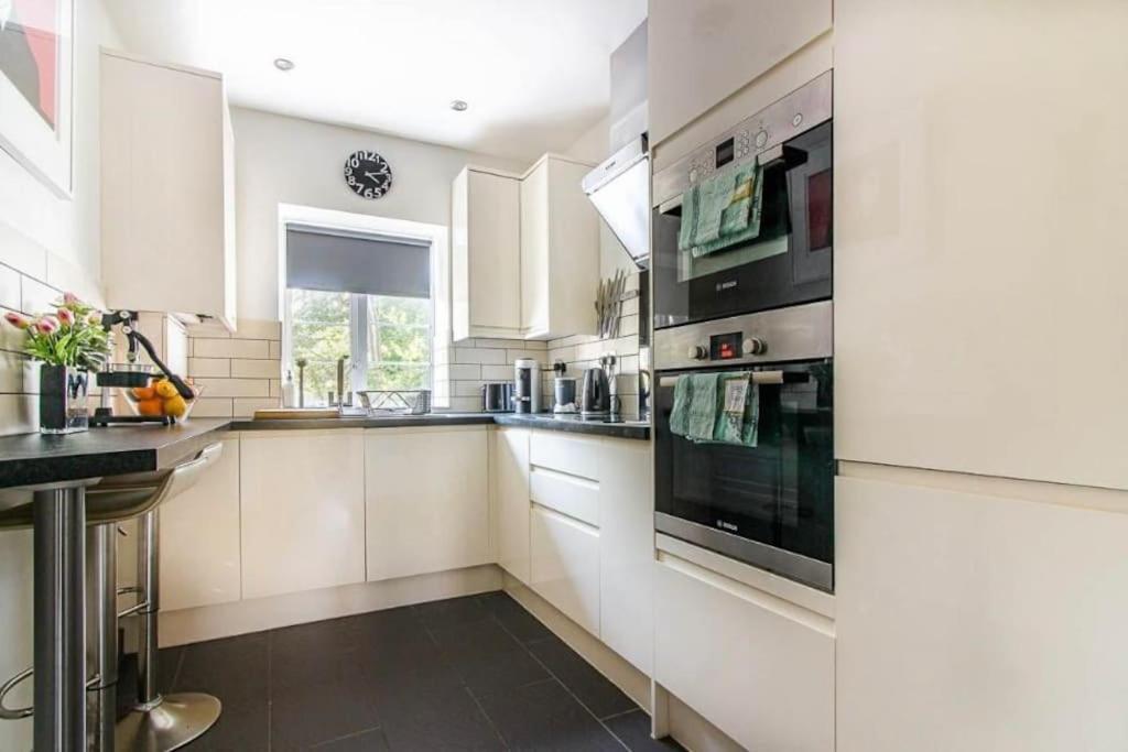 Apartment Spacious 2 Bedroom In London