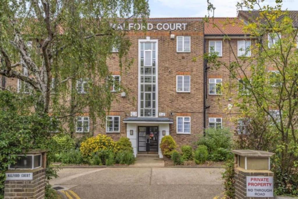 Spacious 2 Bedroom In Apartment *
