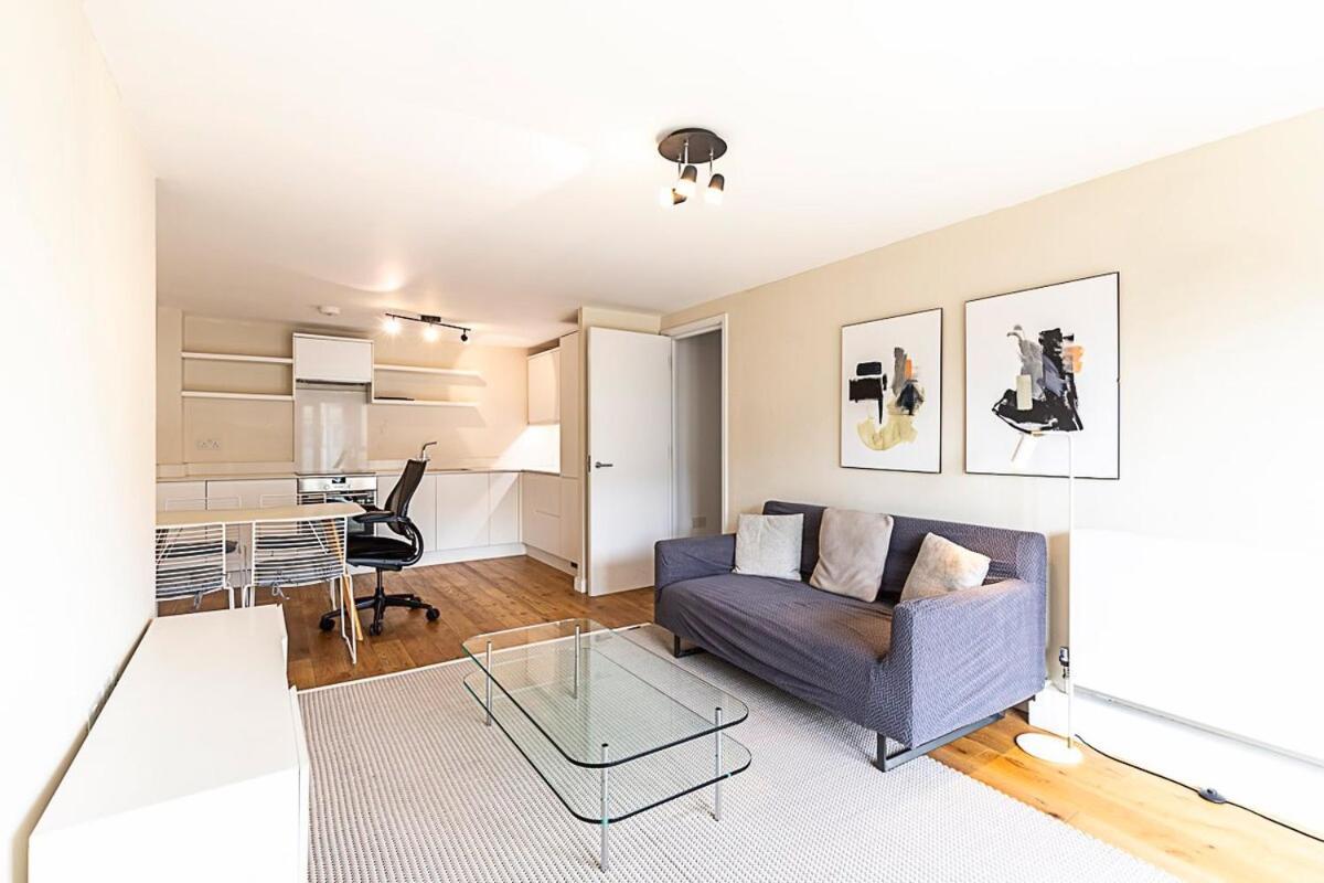 Apartment Modern With Balcony London