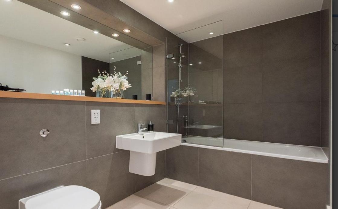 Luxury Cosy With Stunning Skyline Views! * London