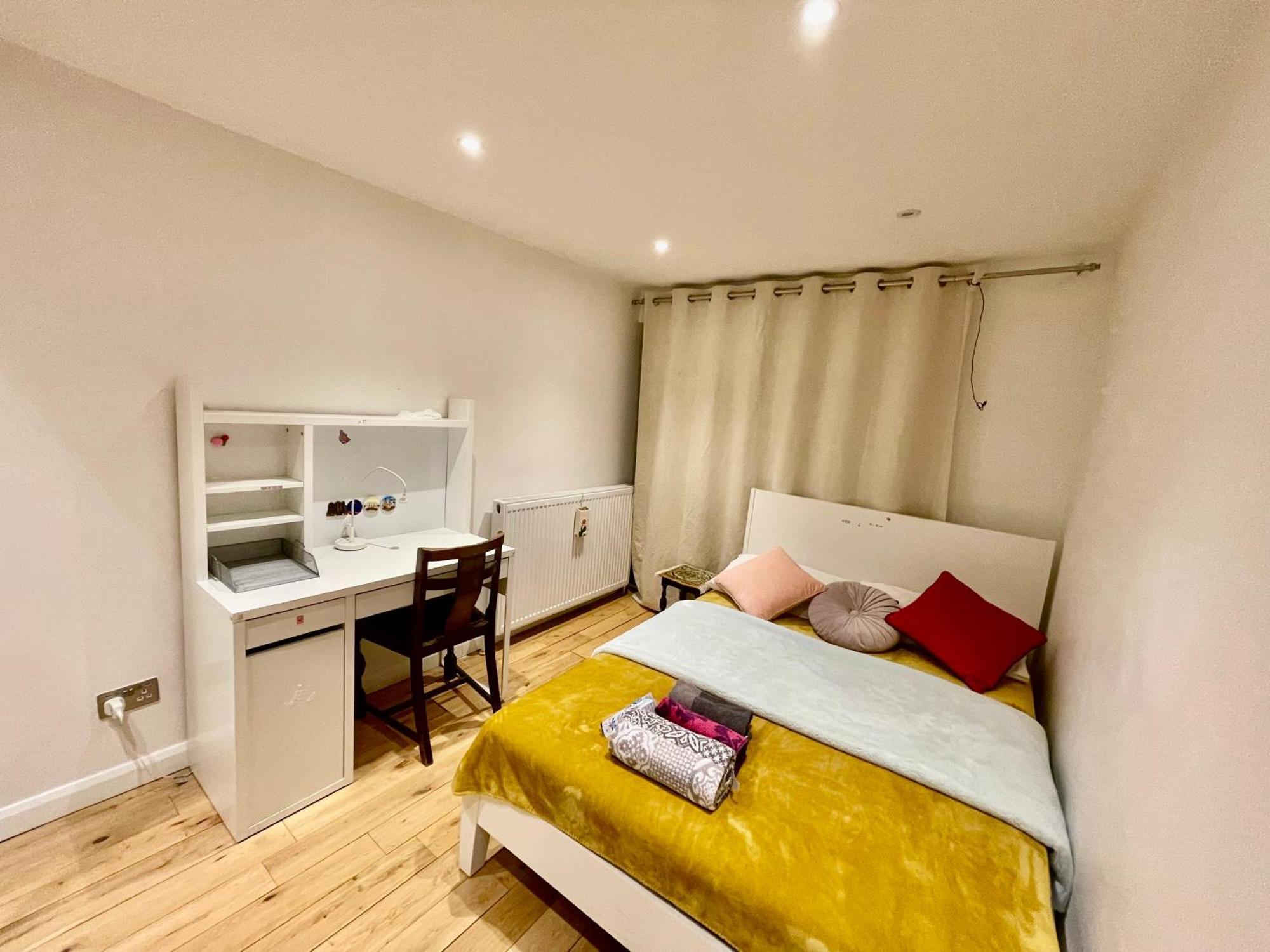 Luxury 4 Bedroom House With 4 Bathrooms - Elizabeth Line & Acton Stations At Walking Distance Villa