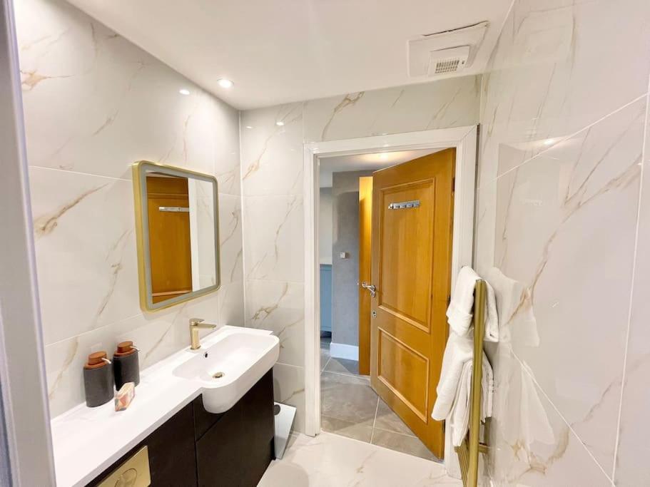Spacious 3 Bdr With Ac And Rooftop In Paddington Londen