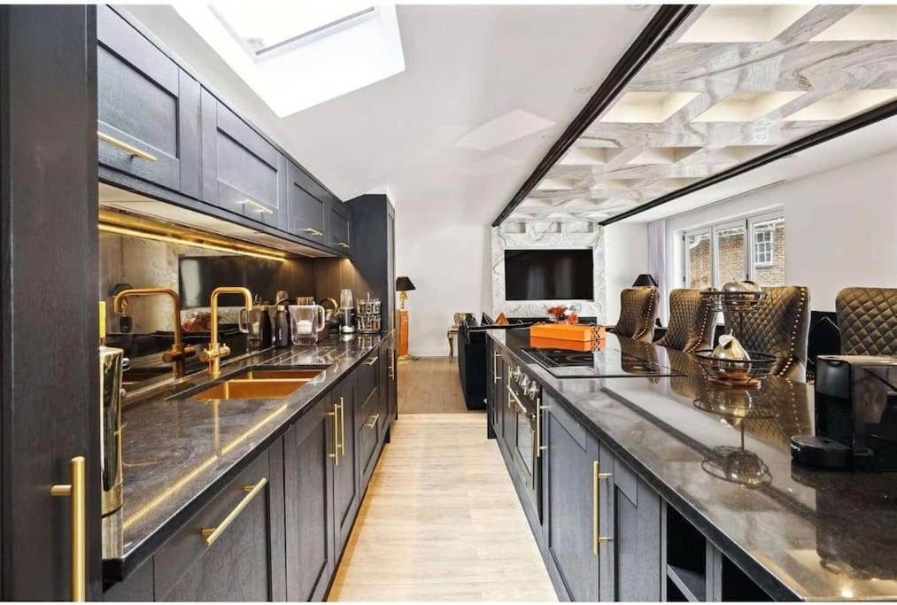 Designer Luxury Mews House In Knightsbridge Minutes From Harrods London