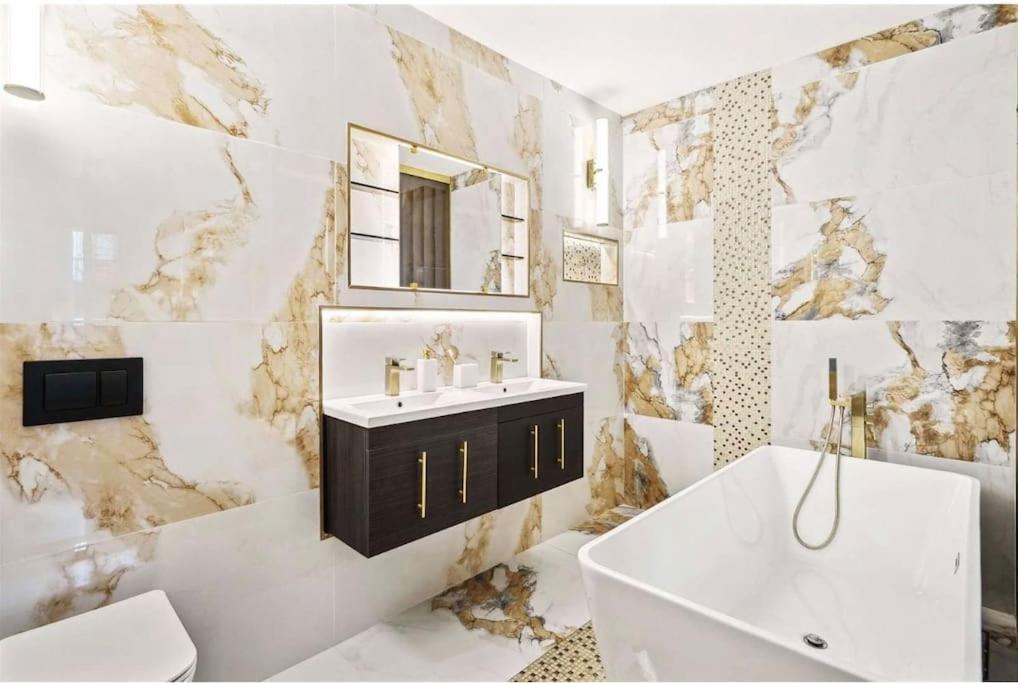 Designer Luxury Mews House In Knightsbridge Minutes From Harrods Holiday home *