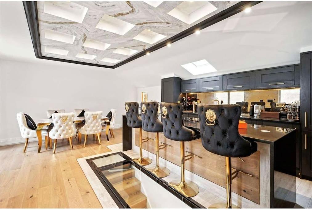 Designer Luxury Mews House In Knightsbridge Minutes From Harrods London