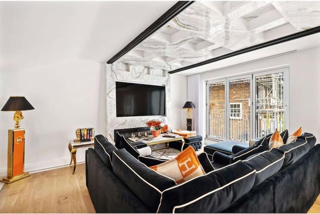 Designer Luxury Mews House In Knightsbridge Minutes From Harrods London