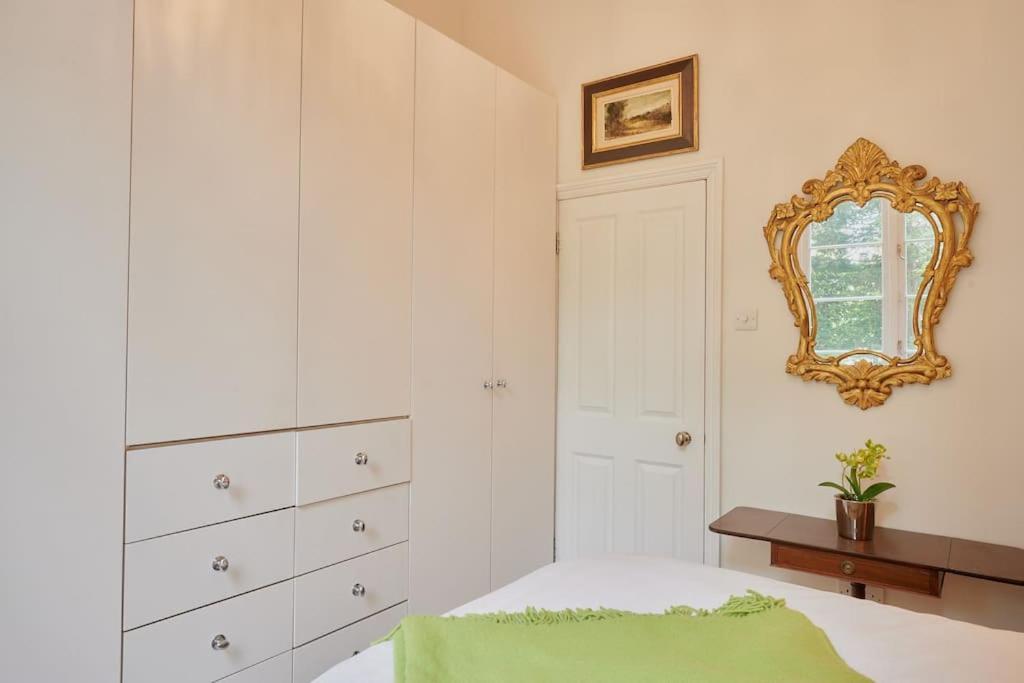 Lovely Chelsea In Quiet Neighbourhood Apartment