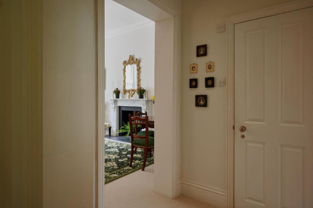 Lovely Chelsea In Quiet Neighbourhood Apartment
