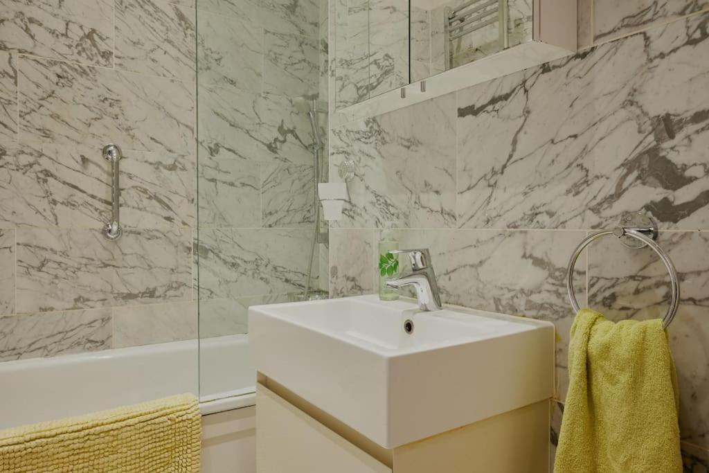 Lovely Chelsea In Quiet Neighbourhood Apartment