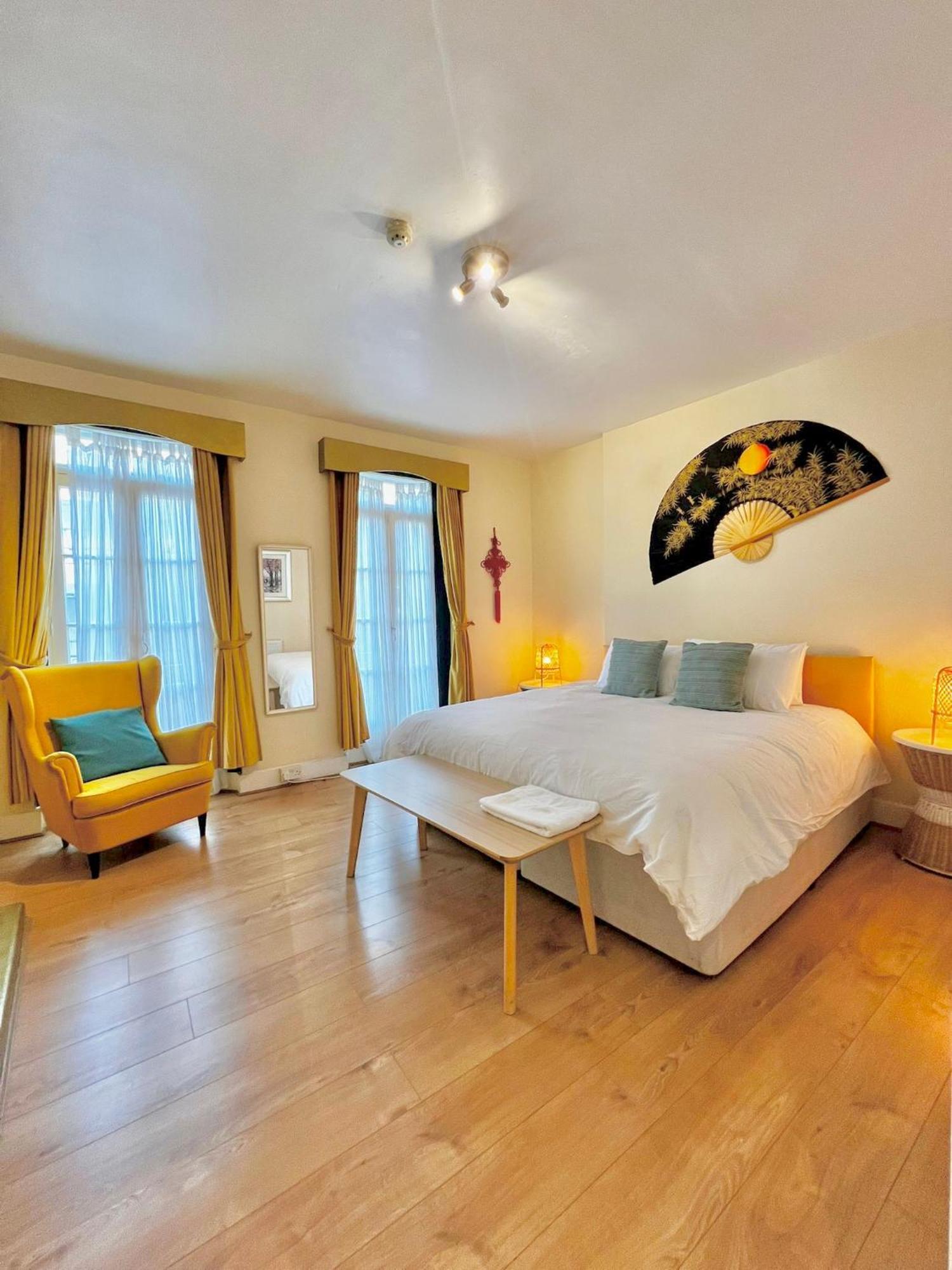 Rare Find - Spacious Studio In The Heart Of Soho Apartment